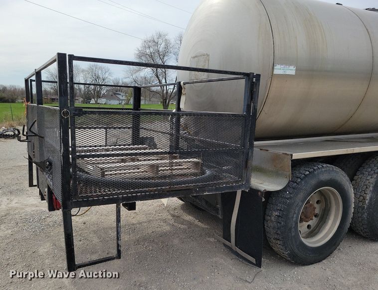 image for item DR7920 1986 Kenworth T600A tank truck