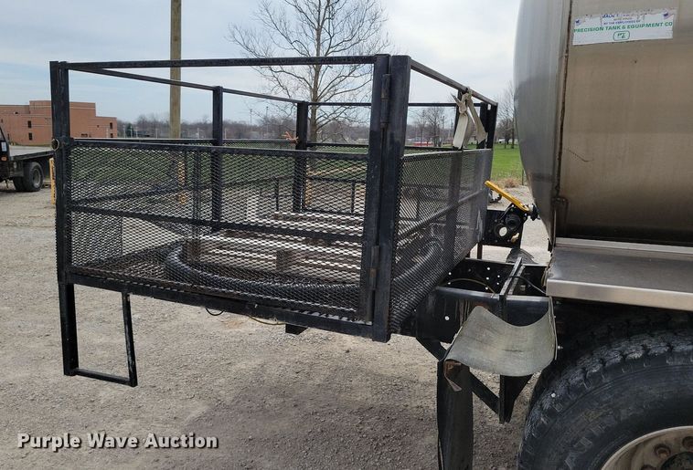 image for item DR7920 1986 Kenworth T600A tank truck