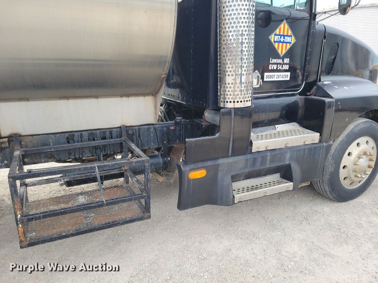 image for item DR7920 1986 Kenworth T600A tank truck