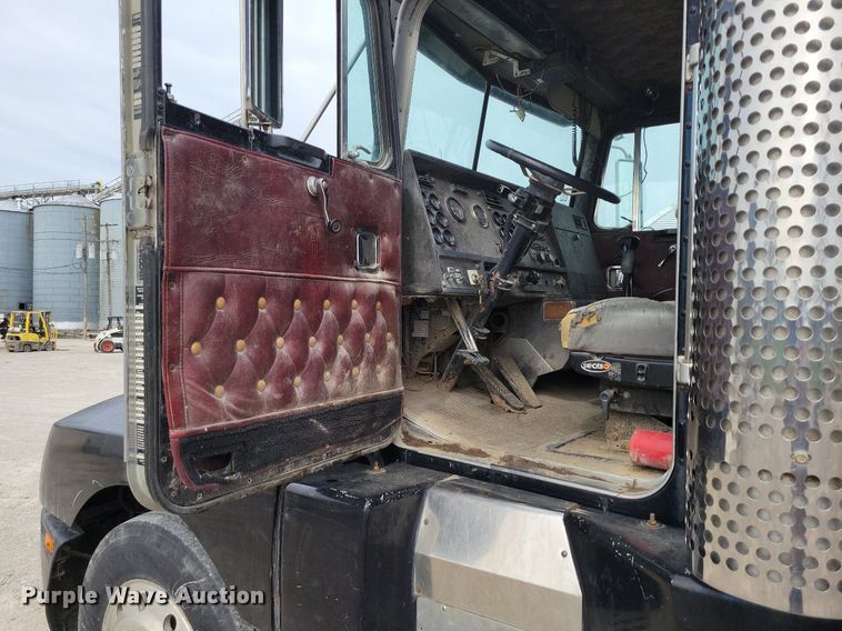 image for item DR7920 1986 Kenworth T600A tank truck