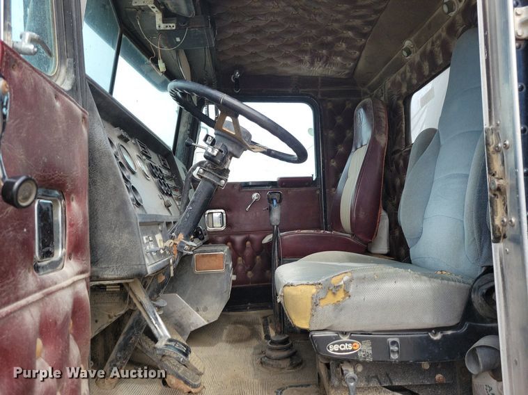 image for item DR7920 1986 Kenworth T600A tank truck