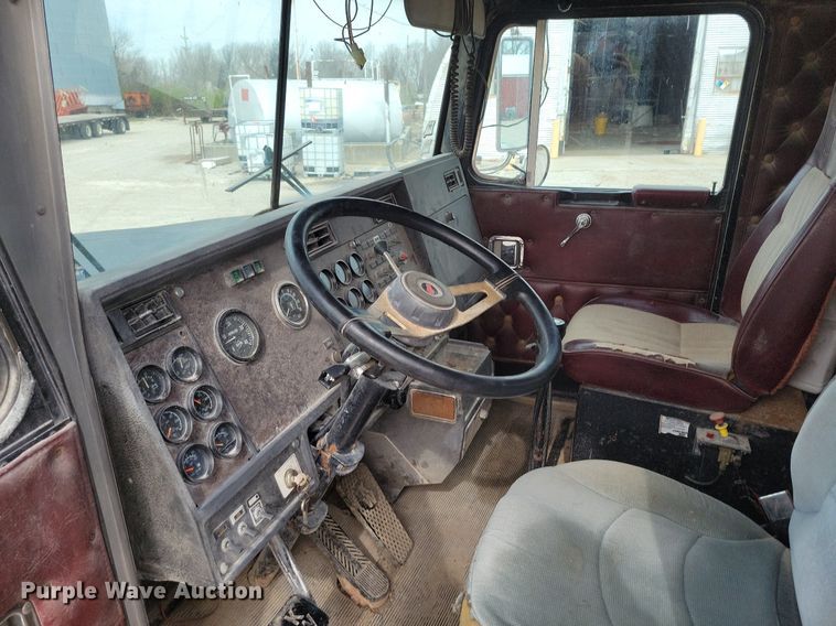 image for item DR7920 1986 Kenworth T600A tank truck