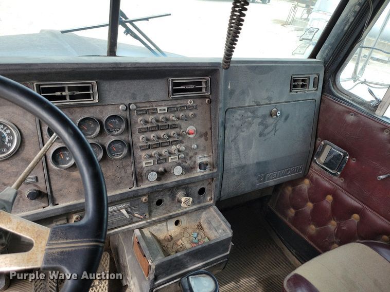 image for item DR7920 1986 Kenworth T600A tank truck