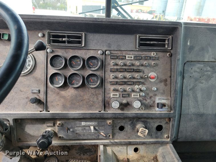 image for item DR7920 1986 Kenworth T600A tank truck