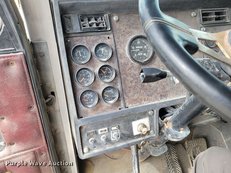 image for item DR7920 1986 Kenworth T600A tank truck