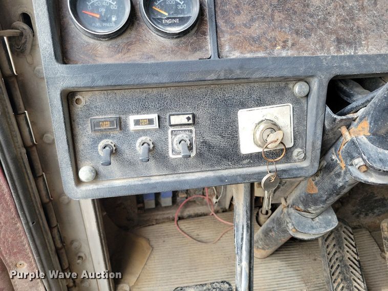 image for item DR7920 1986 Kenworth T600A tank truck