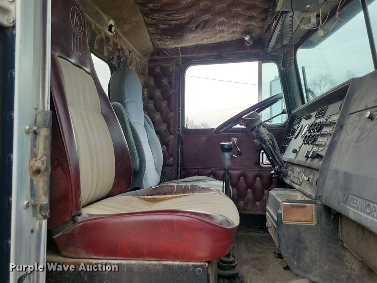 image for item DR7920 1986 Kenworth T600A tank truck