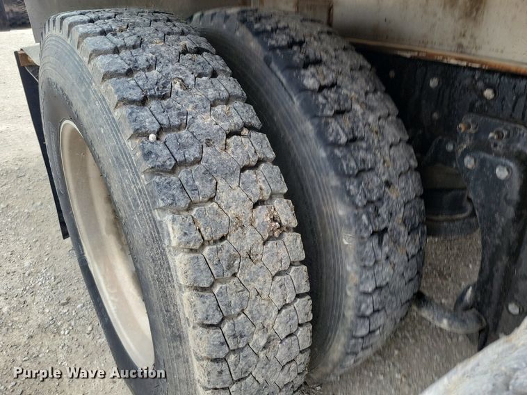 image for item DR7920 1986 Kenworth T600A tank truck