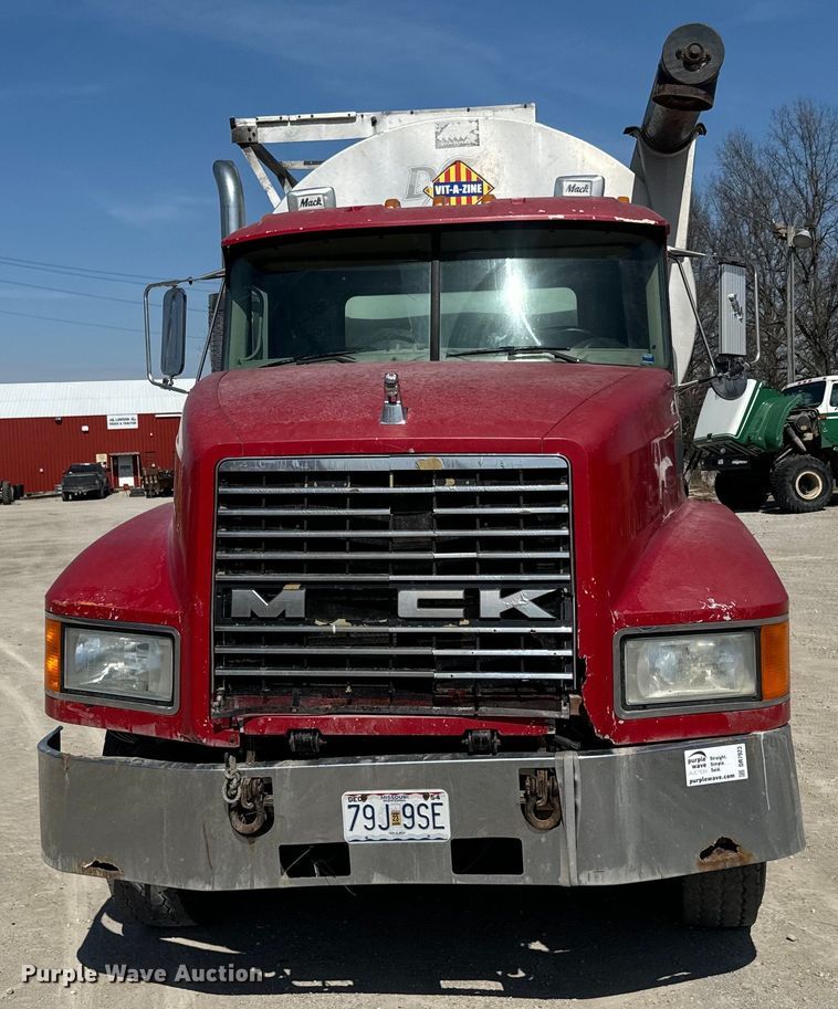 image for item DR7923 2000 Mack CH613 feed delivery truck
