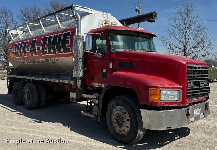 image for item DR7923 2000 Mack CH613 feed delivery truck