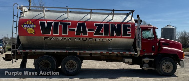 image for item DR7923 2000 Mack CH613 feed delivery truck