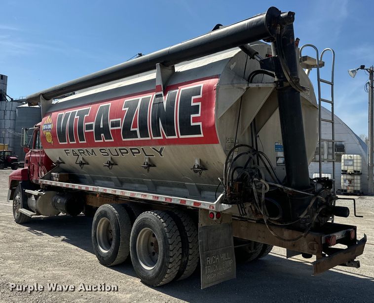 image for item DR7923 2000 Mack CH613 feed delivery truck