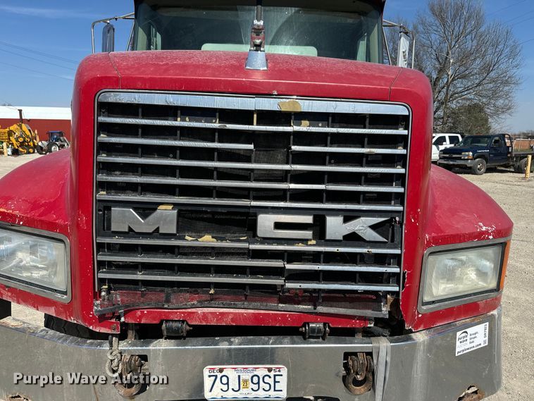 image for item DR7923 2000 Mack CH613 feed delivery truck