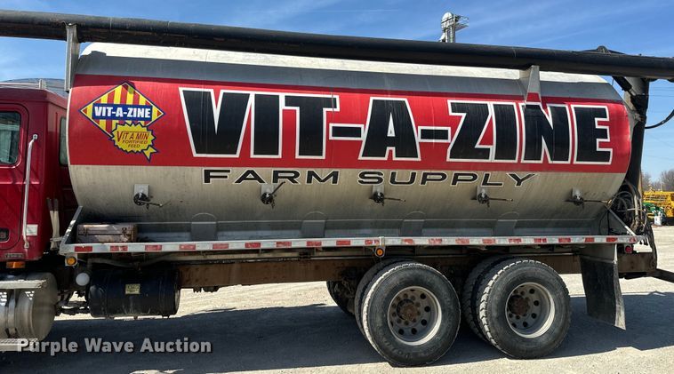 image for item DR7923 2000 Mack CH613 feed delivery truck