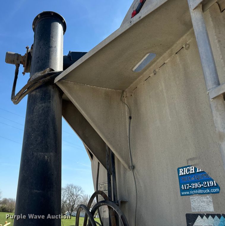 image for item DR7923 2000 Mack CH613 feed delivery truck