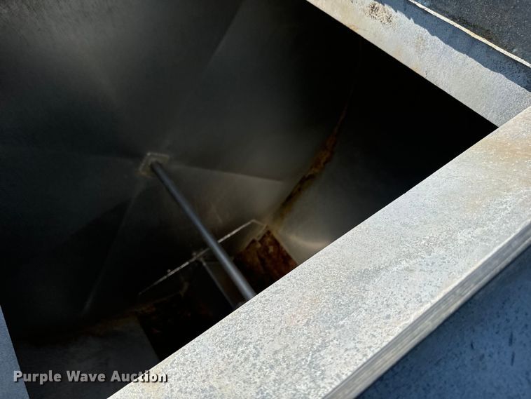 image for item DR7923 2000 Mack CH613 feed delivery truck