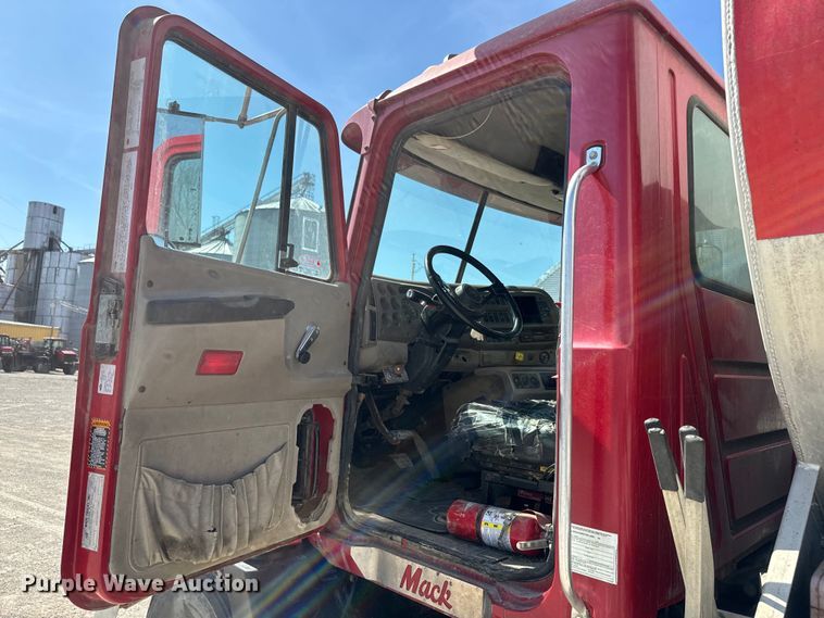 image for item DR7923 2000 Mack CH613 feed delivery truck