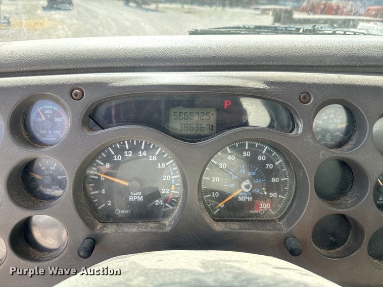 image for item DR7923 2000 Mack CH613 feed delivery truck