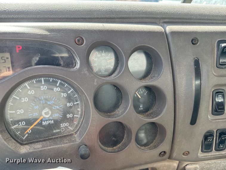 image for item DR7923 2000 Mack CH613 feed delivery truck