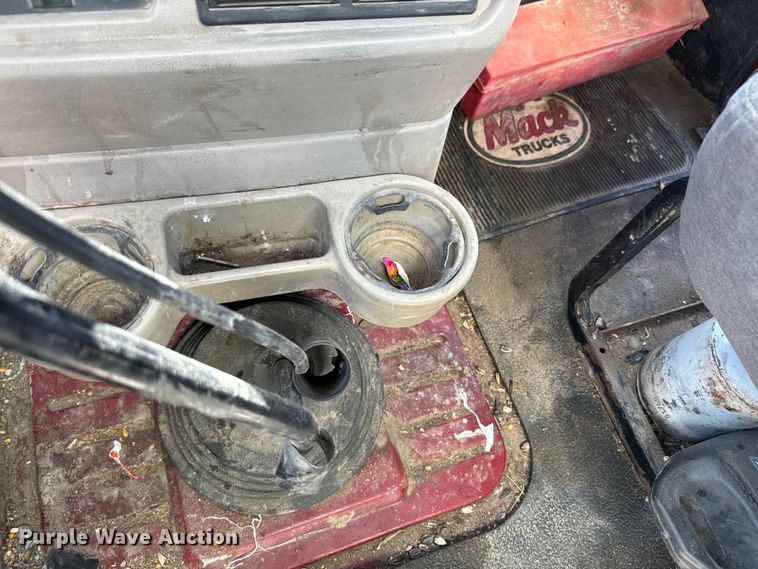 image for item DR7923 2000 Mack CH613 feed delivery truck