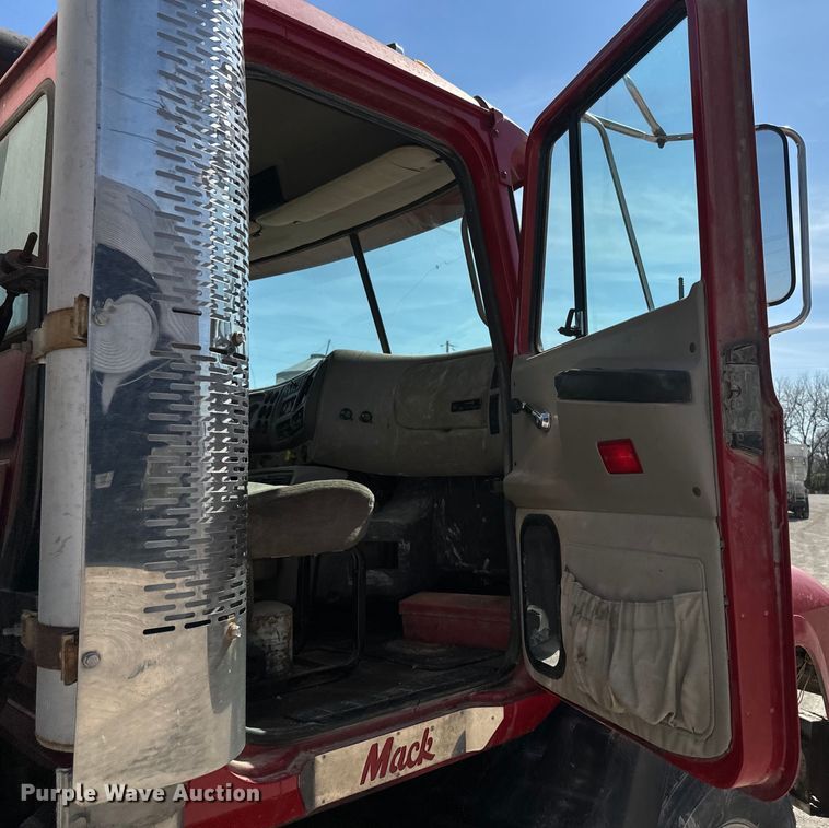image for item DR7923 2000 Mack CH613 feed delivery truck