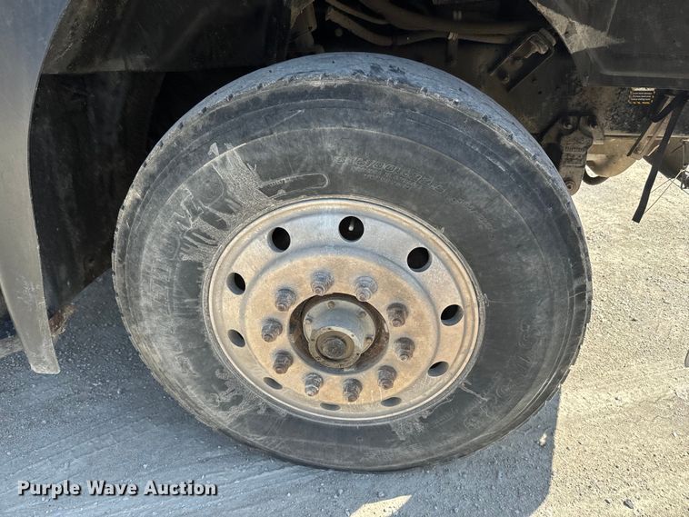 image for item DR7923 2000 Mack CH613 feed delivery truck