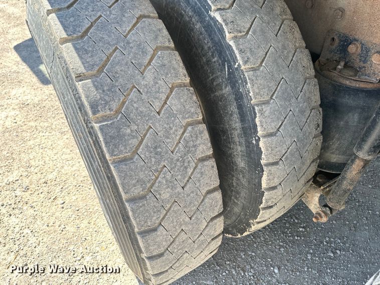 image for item DR7923 2000 Mack CH613 feed delivery truck