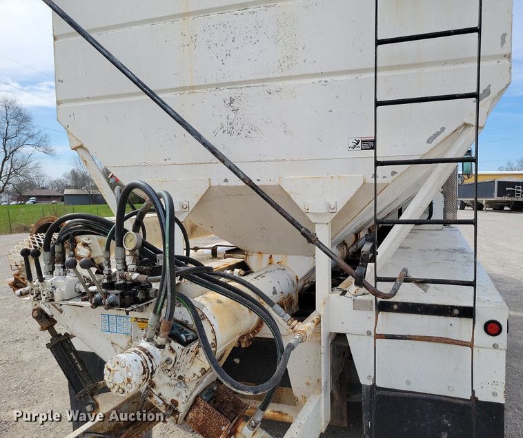 image for item DR7935 1999 Freightliner  FLD feed delivery truck