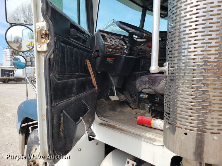 image for item DR7935 1999 Freightliner  FLD feed delivery truck