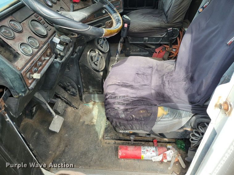 image for item DR7935 1999 Freightliner  FLD feed delivery truck