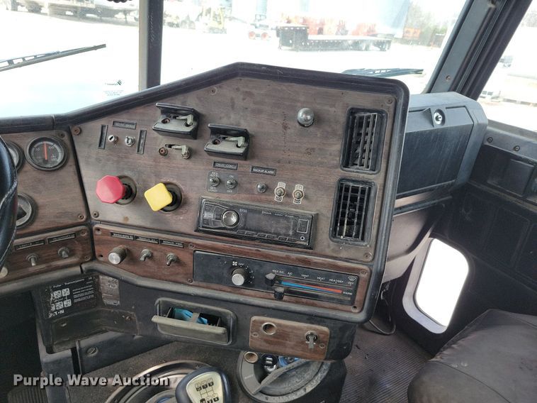 image for item DR7935 1999 Freightliner  FLD feed delivery truck