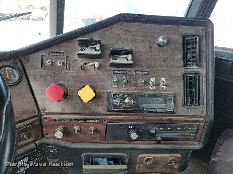 image for item DR7935 1999 Freightliner  FLD feed delivery truck