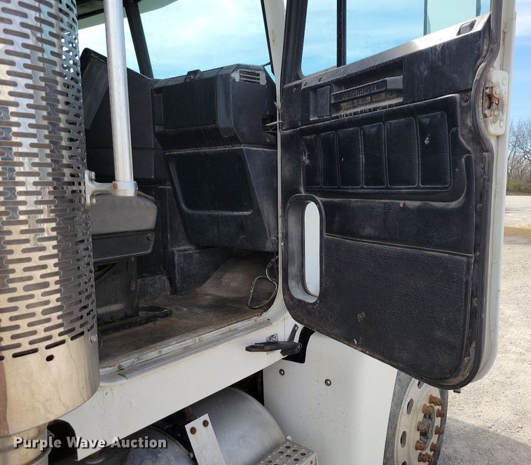 image for item DR7935 1999 Freightliner  FLD feed delivery truck