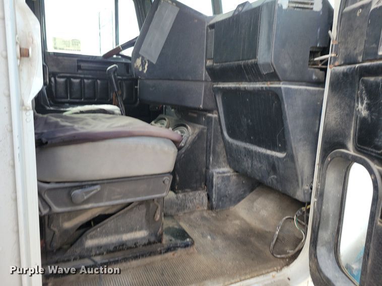 image for item DR7935 1999 Freightliner  FLD feed delivery truck