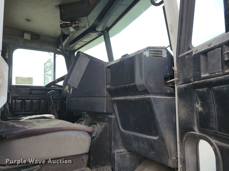 image for item DR7935 1999 Freightliner  FLD feed delivery truck