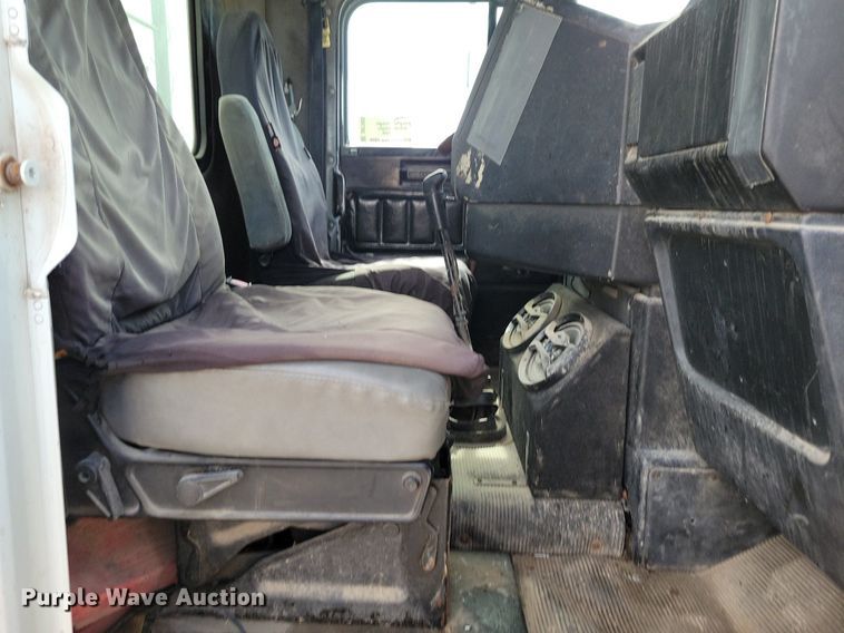 image for item DR7935 1999 Freightliner  FLD feed delivery truck