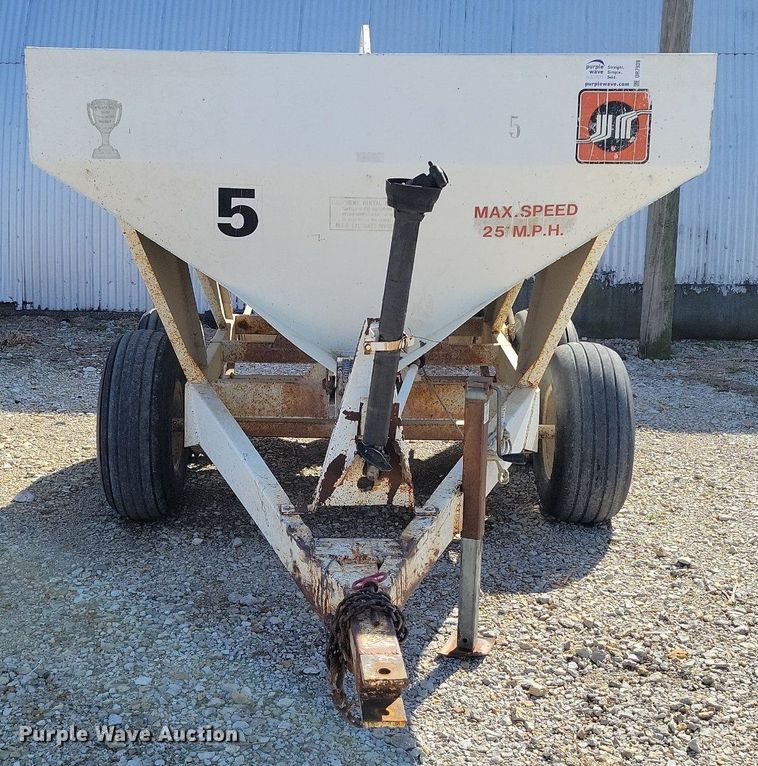 image for item DR7939 Willmar 500 spreader