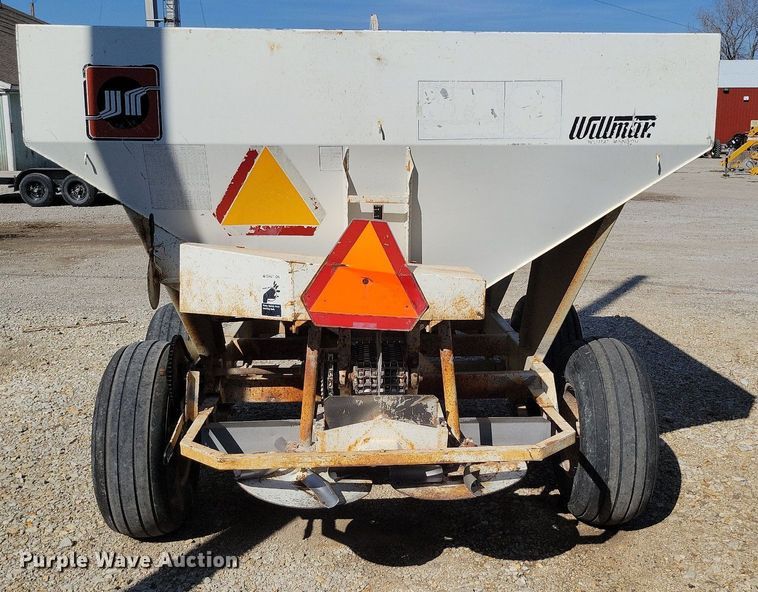 image for item DR7939 Willmar 500 spreader