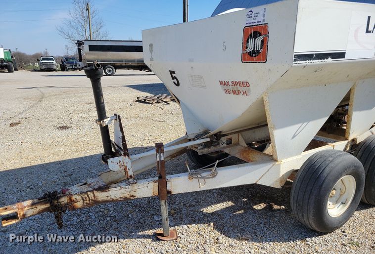 image for item DR7939 Willmar 500 spreader