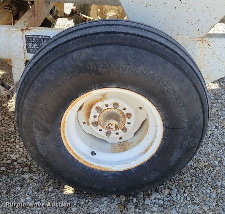 image for item DR7939 Willmar 500 spreader