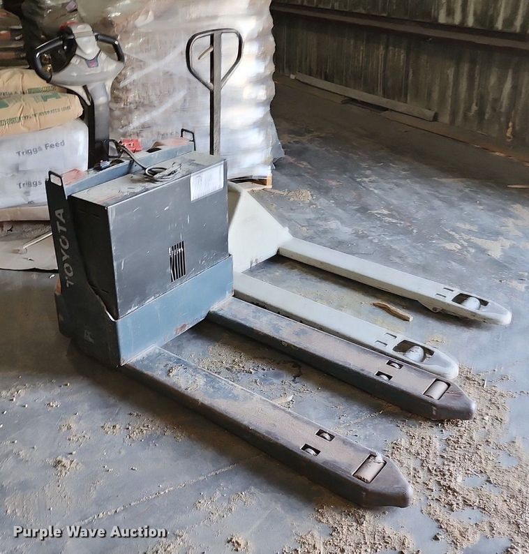 image for item DR7944 (2) pallet jacks