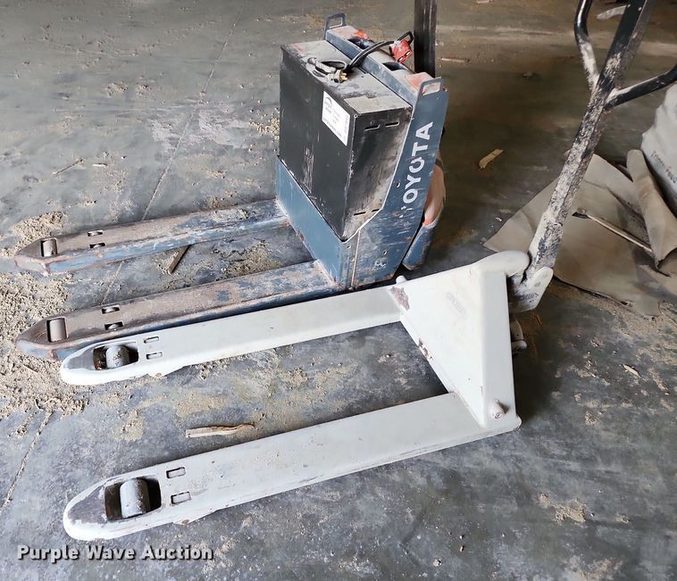 image for item DR7944 (2) pallet jacks