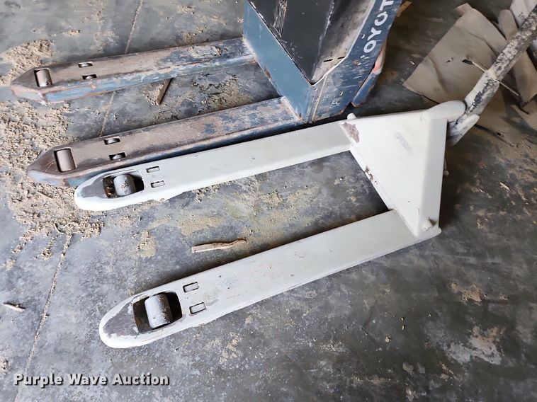 image for item DR7944 (2) pallet jacks