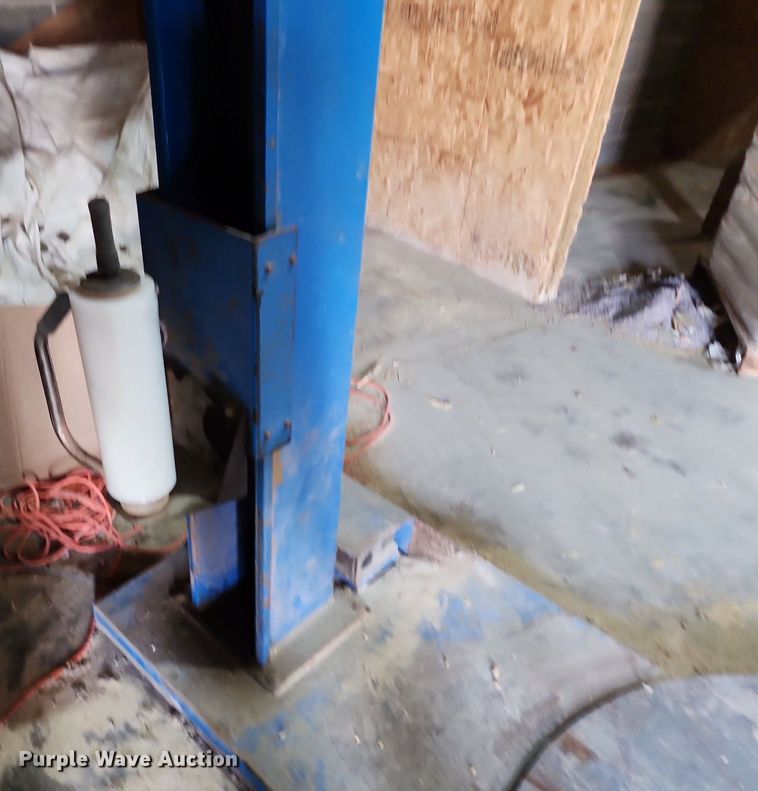 image for item DR7944 (2) pallet jacks