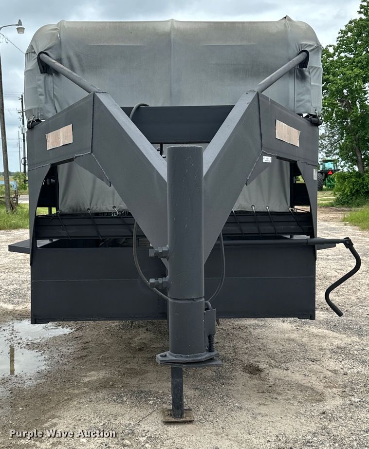 image for item EH3879 1993 Hanover livestock trailer