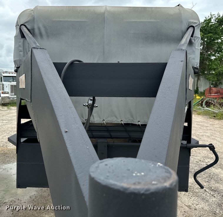 image for item EH3879 1993 Hanover livestock trailer