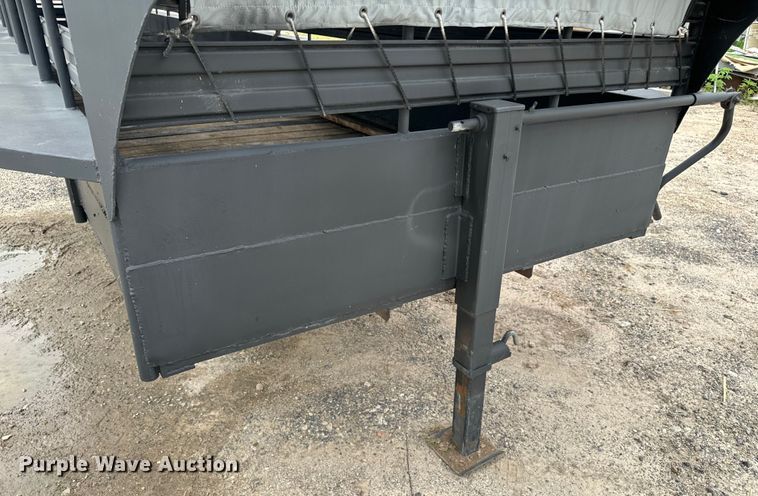 image for item EH3879 1993 Hanover livestock trailer