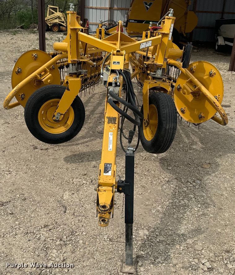 image for item EH5444 2018 Vermeer  R2300 hay rake