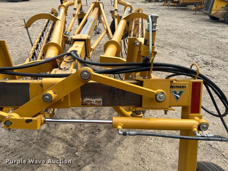image for item EH5444 2018 Vermeer  R2300 hay rake