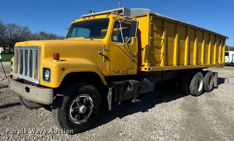 image for item EH5450 1979 International  P2554 grain truck